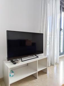 Televízia a/alebo spoločenská miestnosť v ubytovaní CALA ALTA apARTs by RB