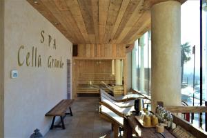un restaurant avec un plafond en bois, une table et des bancs dans l'établissement Cella Grande, à Viverone
