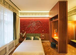 two beds in a room with a painting on the wall at Papiu 9 in Sibiu