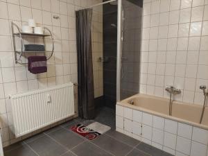 ein Badezimmer mit Dusche und Badewanne in der Unterkunft Meine Ferienwohnung Seeburg 2 in Seeburg + 19 Fotos