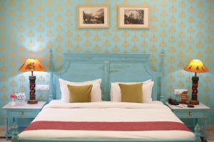 Voodi või voodid majutusasutuse Pushkar Fort - Luxury Heritage Resort toas