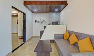 ein Wohnzimmer mit einem Sofa und einer Theke in der Unterkunft Treebo Trend Raaya Regency in Mahabaleshwar