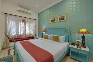 Voodi või voodid majutusasutuse Pushkar Fort - Luxury Heritage Resort toas
