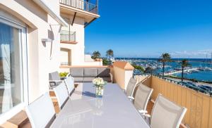 balcón con mesa, sillas y vistas al océano en AR 18 Belgravia Club, en Estepona