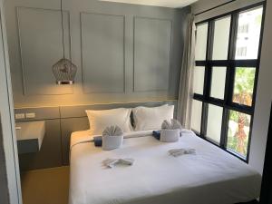 Ένα ή περισσότερα κρεβάτια σε δωμάτιο στο Apartment at Palmyrah Surin by Lofty