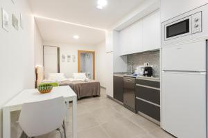 Kuchnia lub aneks kuchenny w obiekcie Dobo Madrid ANR1