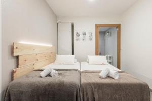 Łóżko lub łóżka w pokoju w obiekcie Dobo Madrid ANR1