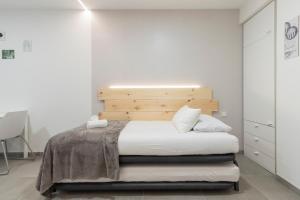 Łóżko lub łóżka w pokoju w obiekcie Dobo Madrid ANR1