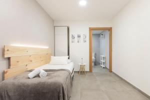 Łóżko lub łóżka w pokoju w obiekcie Dobo Madrid ANR1