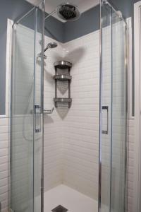 een douche met een glazen deur in de badkamer bij Aconchegante Apartamento no Centro do Porto in Porto