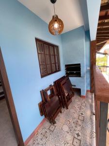 ein Wohnzimmer mit einem Klavier und blauen Wänden in der Unterkunft Apartamentos para locação em Ubatuba in Ubatuba