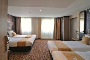 una habitación de hotel con 2 camas en XO Hotel Inner en Ámsterdam