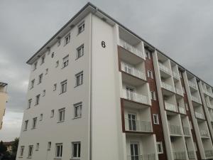 un edificio de apartamentos con el número en él en Apartmani ANTEL 5*, en Banja Koviljača