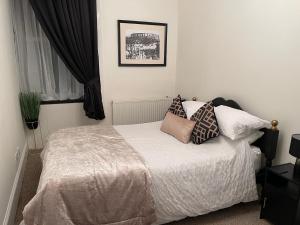 Un pat sau paturi într-o cameră la Heart of George street / Oban / Argyll