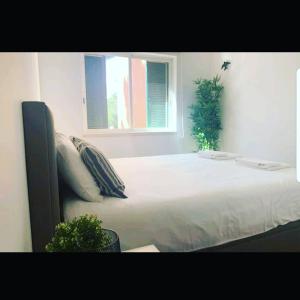 a large bed in a bedroom with a window at Aroeira Lisbon Golf & Beach in Charneca