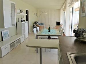Kuchyňa alebo kuchynka v ubytovaní Apartment les oliveres