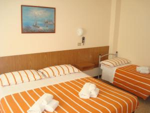 Posteľ alebo postele v izbe v ubytovaní Hotel Amalfi