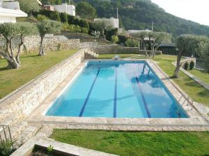 Bazén v ubytovaní Apartment les oliveres alebo v jeho blízkosti