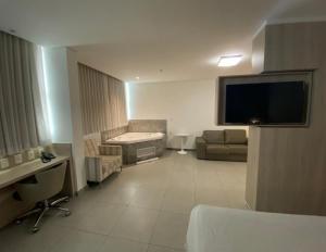 Uma TV ou centro de entretenimento em Allia Gran Pampulha Suites