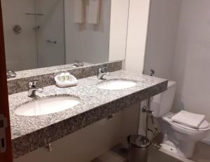 Um banheiro em Allia Gran Pampulha Suites