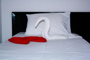 a swan made out of towels on a bed at Académico do Sal in Espargos