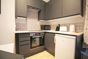 Köök või kööginurk majutusasutuses Lovely 1 Bed serviced apartment in Cambridgeshire