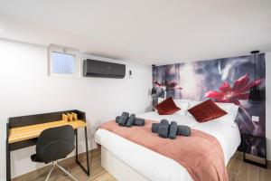 1 Schlafzimmer mit 2 Betten, einem Schreibtisch und einem TV in der Unterkunft For You Rentals New Duplex Apartment Chamberí-Arapiles BDG46 in Madrid