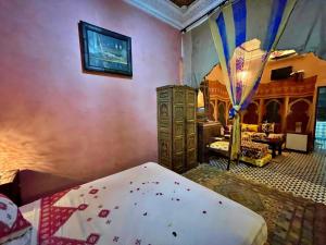 Postel nebo postele na pokoji v ubytování Riad Dar Guennoun - Luxury Suites in the Heart of Fes