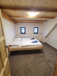Letto o letti in una camera di Chata Bramberk