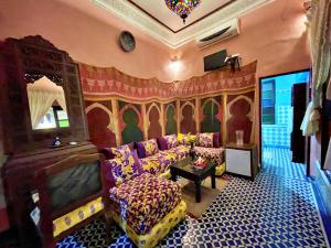 TV a/nebo společenská místnost v ubytování Riad Dar Guennoun - Luxury Suites in the Heart of Fes