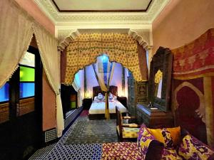 Postel nebo postele na pokoji v ubytování Riad Dar Guennoun - Luxury Suites in the Heart of Fes