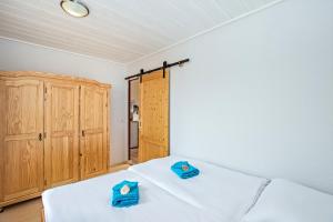 ユッケリッツにあるSchloonseeのベッドルーム1室(ベッド2台、木製キャビネット付)