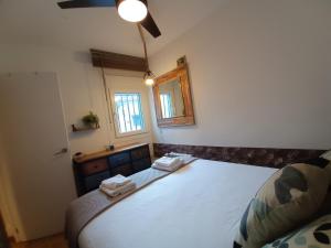 マドリードにあるAndres Borrego 12のベッドルーム1室(ベッド1台、タオル2枚付)