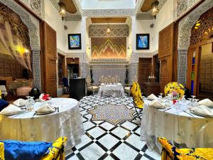 Restaurace v ubytování Riad Dar Guennoun - Luxury Suites in the Heart of Fes