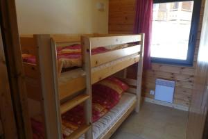 sypialnia z 2 łóżkami piętrowymi w kabinie w obiekcie Boost Your Immo Réallon Joubelle Joub92 w mieście Réallon