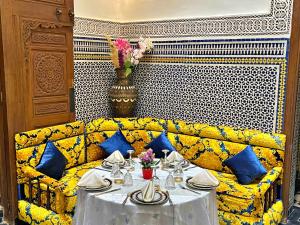 Posezení v ubytování Riad Dar Guennoun - Luxury Suites in the Heart of Fes