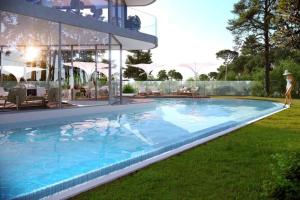 un rendimiento de una piscina en una casa en Monomabiente amplio con piscina en Punta del Este