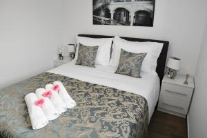 ein Schlafzimmer mit einem Bett mit zwei Handtüchern darauf in der Unterkunft Holiday Luxury Resort Sundance in Trogir + 41 Fotos