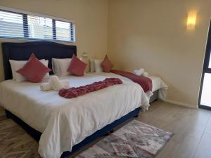 Кровать или кровати в номере Lucolo Palace B&B Queenstown