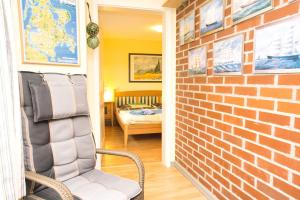 Pokój z krzesłem i ceglaną ścianą w obiekcie F-1083 Haus Having w mieście Sellin