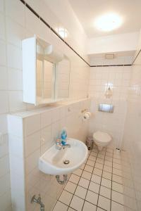 een witte badkamer met een wastafel en een toilet bij BNB Potsdamer Platz - Rooms & Apartments in Berlijn