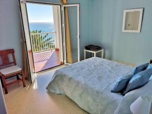 sypialnia z łóżkiem i widokiem na ocean w obiekcie Carabeo Vista Mar w mieście Nerja