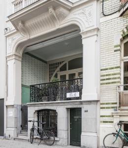 twee fietsen geparkeerd aan de zijkant van een gebouw bij Spacious Belle Epoque House with free parking in Oostende