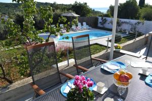 Bazén v ubytování holiday home on DUGI OTOK - OTOK nebo v jeho okolí