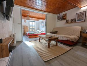 1 dormitorio con 1 cama y 1 mesa en una habitación en Lou Refugi : Refuge de randonneurs 5* !, en Belvédère