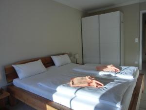 ein Schlafzimmer mit 2 Betten und Handtüchern darauf in der Unterkunft Ferienwohnung LP8 "Deck Zwei" in Graal-Müritz
