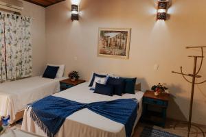 Łóżko lub łóżka w pokoju w obiekcie Hotel Pousada Chalé das Flores