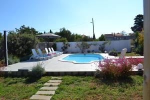 Bazén v ubytování holiday home on DUGI OTOK - OTOK nebo v jeho okolí