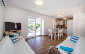 Kuchyň nebo kuchyňský kout v ubytování holiday home on DUGI OTOK - OTOK