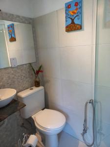 Uma casa de banho em Edícula Simples, prático e ideal